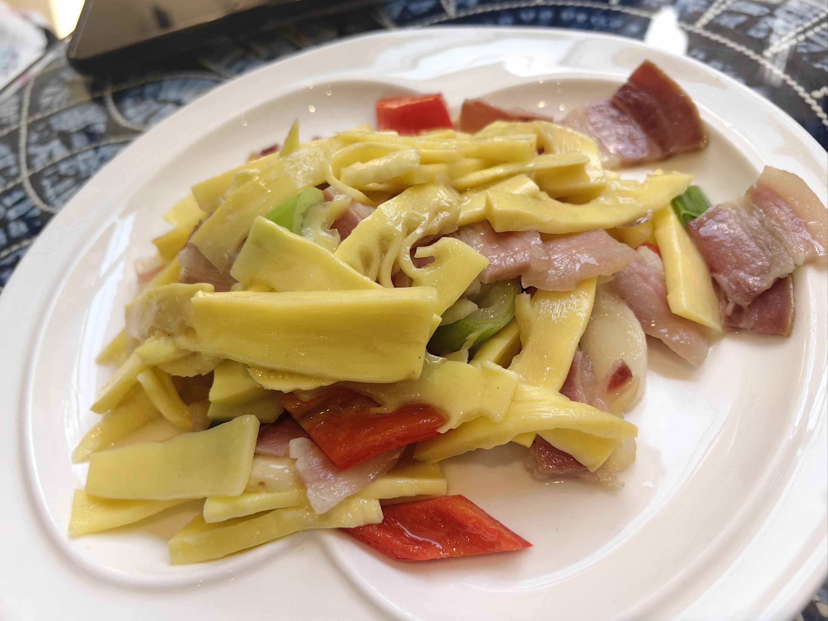 酸筍炒臘肉(普洱、西雙版納) 酸筍炒臘肉(普洱、西雙版納)