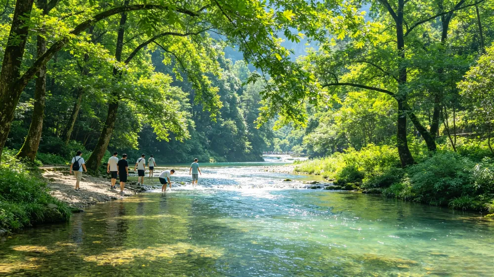 張家界夏季金鞭溪清涼宜人,溪水清澈綠樹成蔭,是遠離市區酷熱的天然避暑勝地 張家界夏季金鞭溪清涼宜人,溪水清澈綠樹成蔭,是遠離市區酷熱的天然避暑勝地