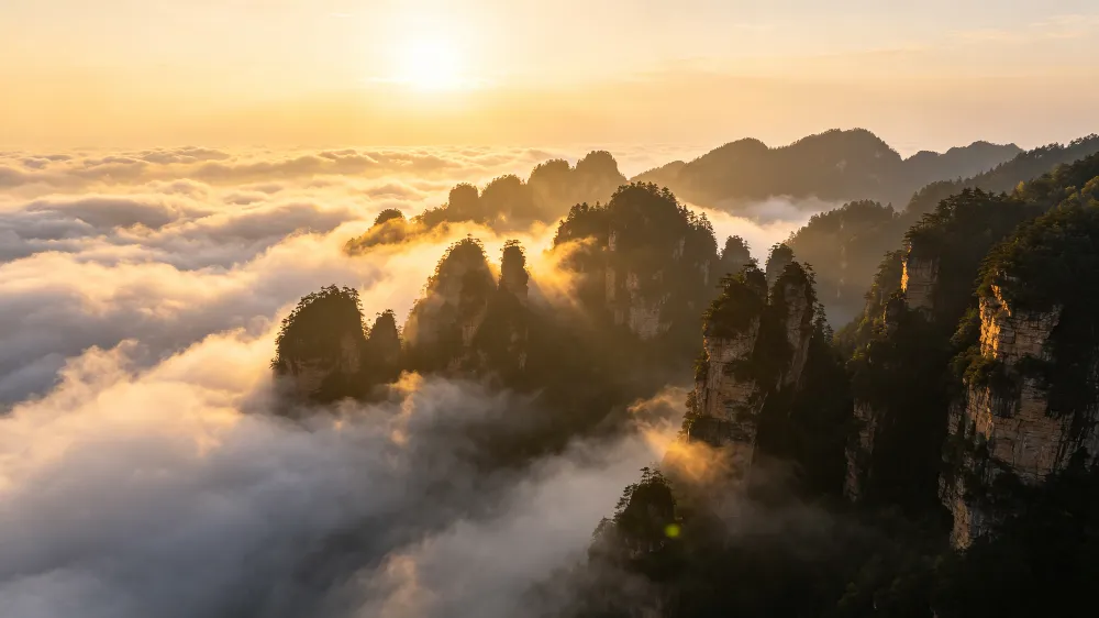 張家界春季雨後初晴的壯麗雲海,峰林在雲霧中若隱若現,是一年中最美的自然景觀
張家界春季雨後初晴的壯麗雲海,峰林在雲霧中若隱若現,是一年中最美的自然景觀