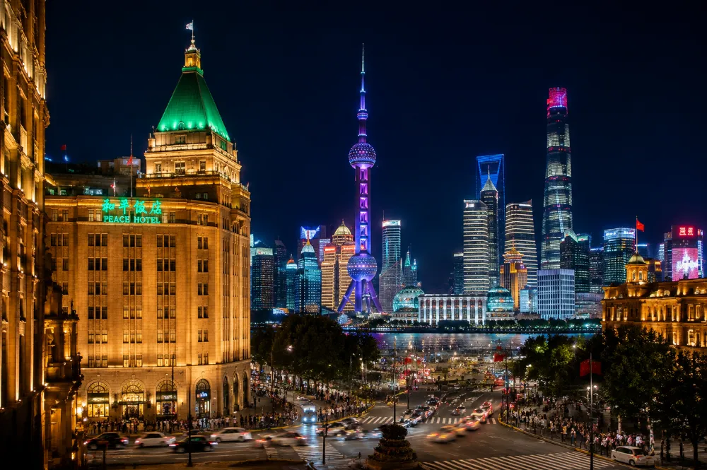 上海南京路盡頭和平飯店與外灘黃浦江夜景地標 上海南京路盡頭和平飯店與外灘黃浦江夜景地標