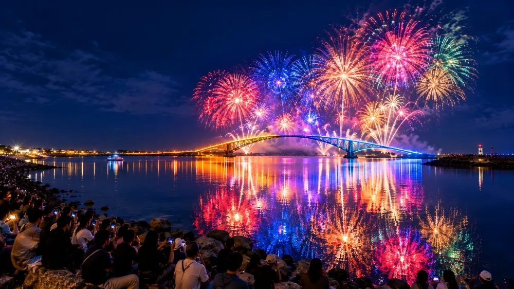 澎湖國際海上花火節,西瀛虹橋煙火與海面倒影形成鏡面效果 澎湖國際海上花火節,西瀛虹橋煙火與海面倒影形成鏡面效果