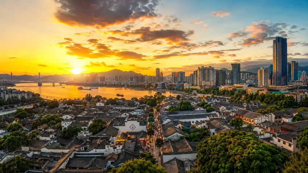 福州旅遊景點封面:夕陽下的三坊七巷與閩江城市天際線 福州旅遊景點封面:夕陽下的三坊七巷與閩江城市天際線