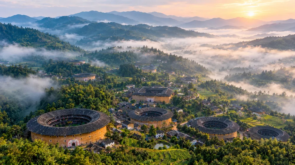 福建土樓山區晨霧與土樓群全景 福建土樓山區晨霧與土樓群全景