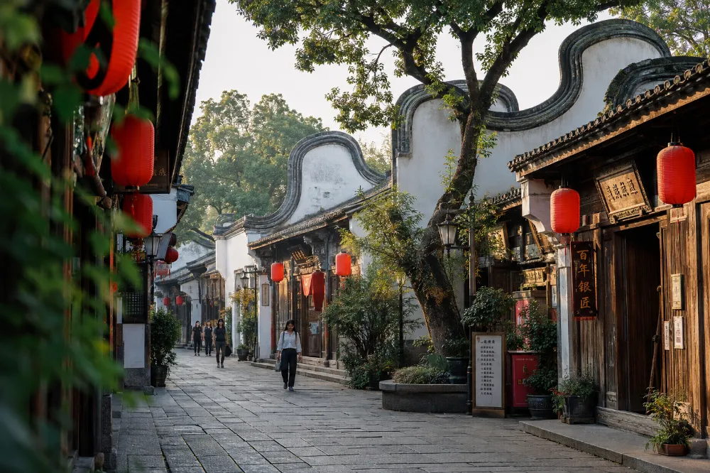 福州旅遊必訪:三坊七巷清晨的馬鞍牆與青石板路 福州旅遊必訪:三坊七巷清晨的馬鞍牆與青石板路