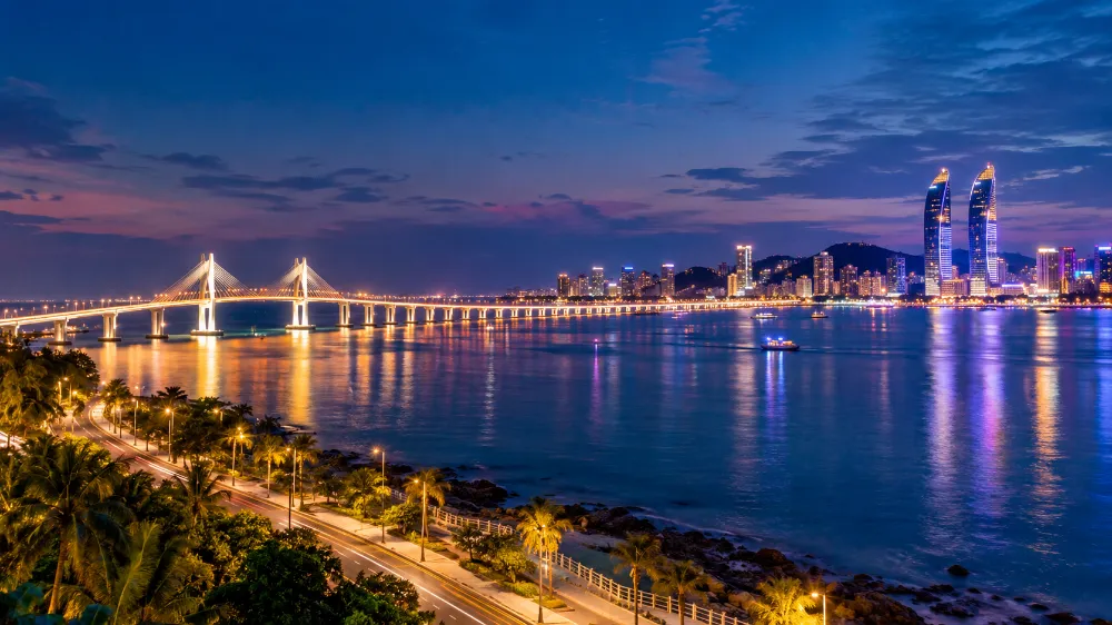 廈門景點與夜生活主視覺,演武大橋與雙子塔夜景燈光倒映在海面上 廈門景點與夜生活主視覺,演武大橋與雙子塔夜景燈光倒映在海面上