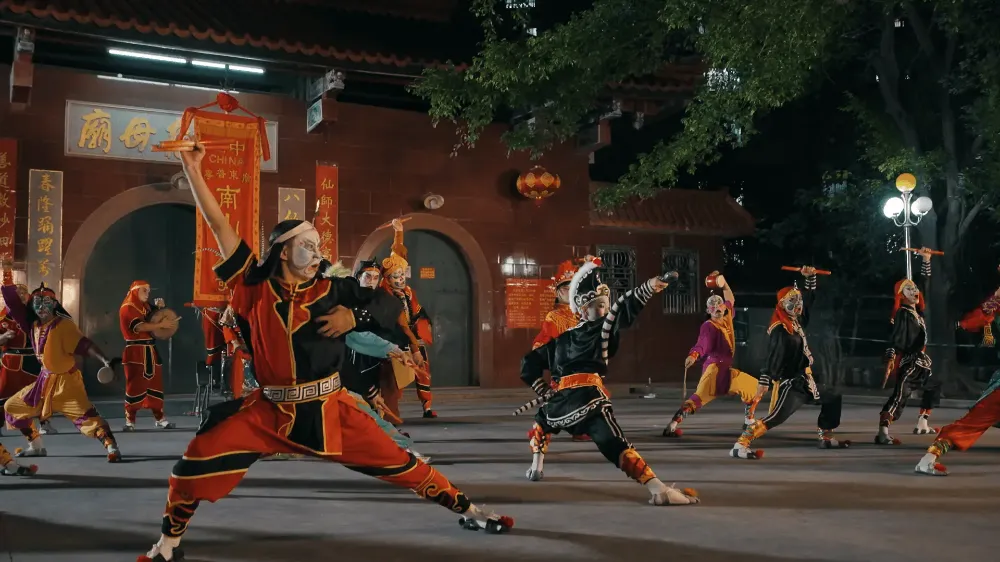 潮陽夜間集訓的常見畫面:隊伍從村廟前出發,沿街燈與鼓點一路慢行 潮陽夜間集訓的常見畫面:隊伍從村廟前出發,沿街燈與鼓點一路慢行
