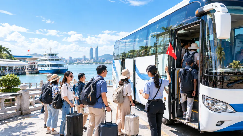 廈門跟團產品交通接駁場景，導遊帶領旅客搭巴士前往鼓浪嶼碼頭