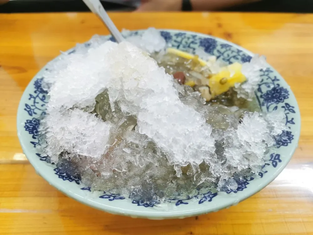 泉州西街老街夜景與秉正堂石花膏四果湯
