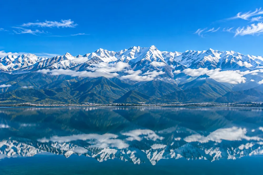 大理 12 月蒼山十九峰雪景與鏡面般的洱海,深藍天空 大理 12 月蒼山十九峰雪景與鏡面般的洱海,深藍天空
